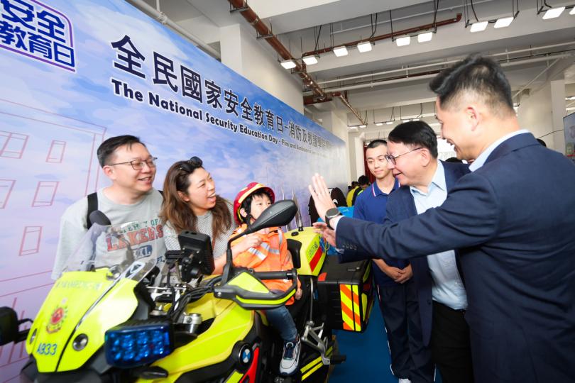 與眾同樂:  陳國基（右二）出席消防及救護學院開放日，與參觀市民互動。