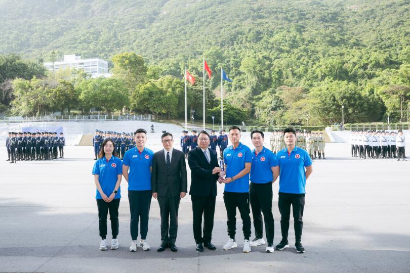 嘉許:  陳國基（中）和鄧炳強（左三）頒發維護國家安全盃獎盃。   
