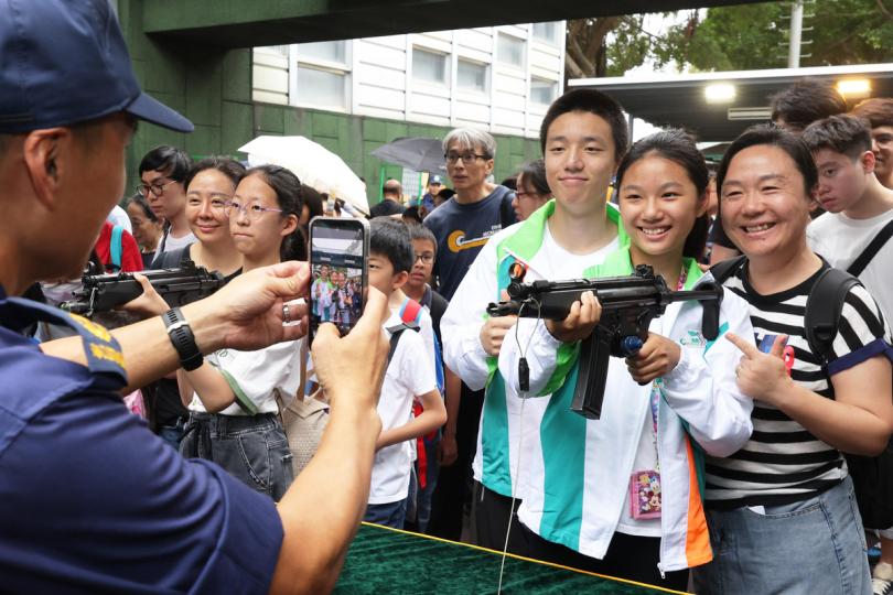 積極參與: 市民參觀室外靶場。 積極參與: 市民參觀室外靶場。