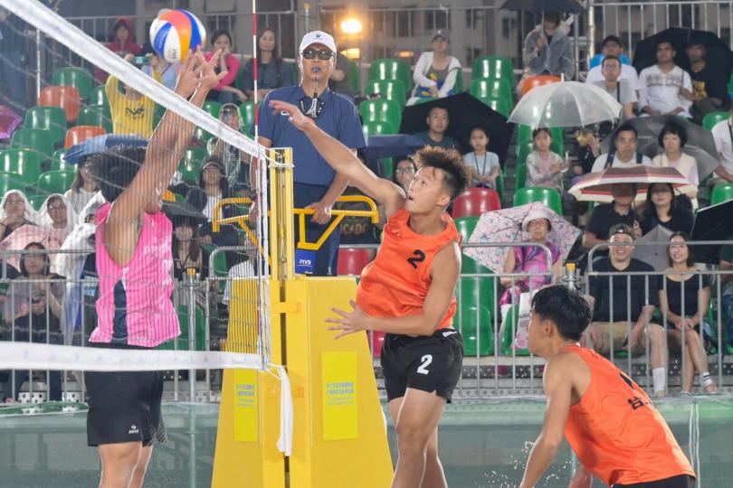 全力以赴: 十五運會沙灘排球項目男子組隊伍在維園舉行測試賽。 全力以赴: 十五運會沙灘排球項目男子組隊伍在維園舉行測試賽。