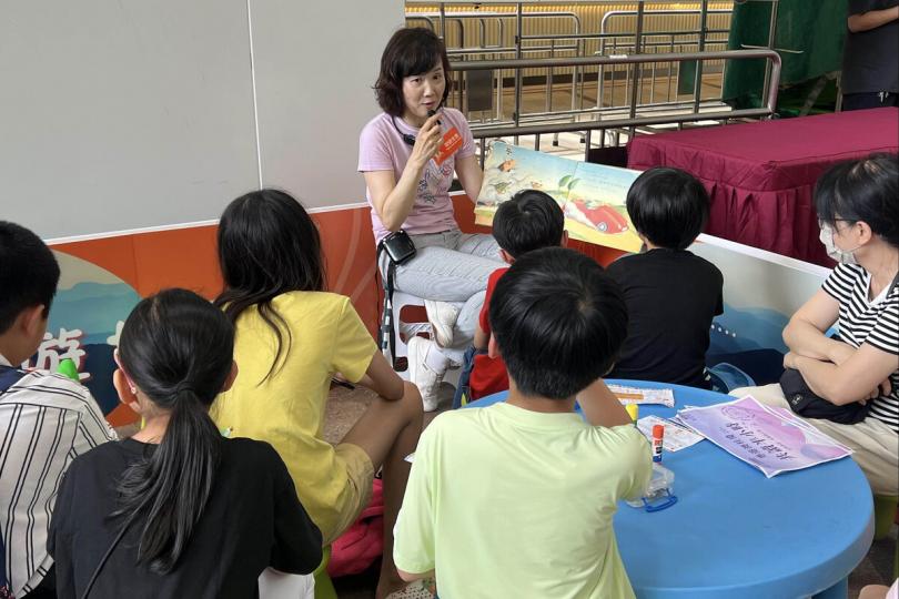 共讀樂:  市民在樂富廣場參與嘉年華的故事環節。