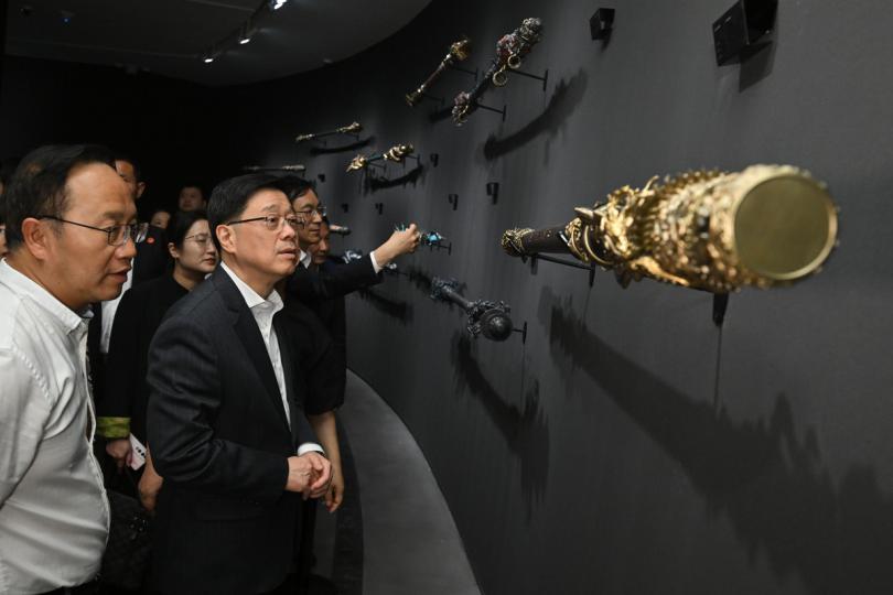 幕後細節:  李家超（左二）參訪《黑神話：悟空》主題藝術展。
