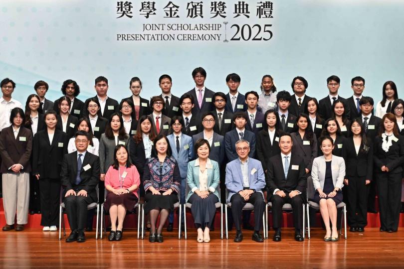 出類拔萃: 蔡若蓮(前排中)出席2025年度香港特別行政區政府獎學基金和自資專上教育基金獎學金頒獎典禮。 出類拔萃: 蔡若蓮(前排中)出席2025年度香港特別行政區政府獎學基金和自資專上教育基金獎學金頒獎典禮。