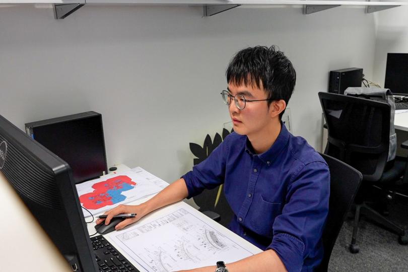 有助就業: 建築設計事務所僱員Ronald表示,建造業專業學位課程畢業生在職培訓津貼計劃有助新畢業學員盡快找到工作。 有助就業: 建築設計事務所僱員Ronald表示,建造業專業學位課程畢業生在職培訓津貼計劃有助新畢業學員盡快找到工作。