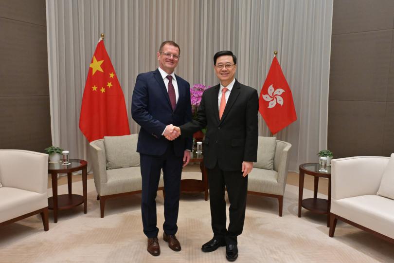 密切聯繫: 李家超(右)與彼得·科麥茨會面,就雙方共同關注的議題交流意見。 密切聯繫: 李家超(右)與彼得·科麥茨會面,就雙方共同關注的議題交流意見。