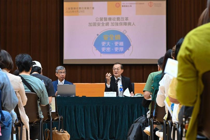 積極講解: 醫務衞生局連同醫院管理局舉辦首場公營醫療收費改革區議會簡介會,盧寵茂(右)向超過200名區議員和地區人士講解改革內容。 積極講解: 醫務衞生局連同醫院管理局舉辦首場公營醫療收費改革區議會簡介會,盧寵茂(右)向超過200名區議員和地區人士講解改革內容。