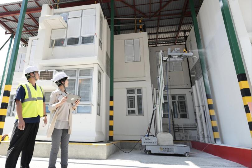 科技應用:  何永賢（右）出席「房屋建築機械人---油漆大師比拼賽x武林大會」。