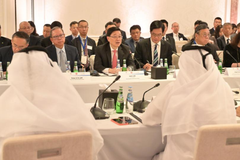 早上,李家超與卡塔爾勞工部長Ali bin Saeed bin Samikh Al Marri會面,商討促進香港與卡塔爾人才交流的計劃,推動雙方人文交流和聯繫。李家超說,香港擁有五所世界百強大學,積極發展成為國際專上教育樞紐,並設有一帶一路獎學金,鼓勵來自「一帶一路」沿線國家或地區的學生來港升讀大學。他又表示,歡迎更多卡塔爾青年來港升學和發展事業。 之後,李家超一行分別與卡塔爾商人協會、卡塔爾工商會代表進行圓桌會議。他指出,香港的法律制度和金融體系穩健,奉行簡單稅制和低稅率,歡迎當地企業善用香港「一國兩制」下內聯外通的優勢,以及優質的金融、物流和專業服務,善用香港「引進來、走出去」的橋樑作用,開拓內地市場。 李家超下午出席由香港駐迪拜經濟貿易辦事處和香港貿易發展局共同主辦的商務午宴,向超過300名當地政商界代表介紹香港發展機遇和營商優勢。他致辭時表示,是次行程是他上任後第二次訪問中東,很高興香港與中東地區不斷加強聯繫和合作。他宣布香港和卡塔爾已大致完成促進和保護投資協定的談判,也會就各自「認可經濟營運商計劃」的互認安排展開討論,將為兩地投資和貨物流動提供更有利環境。 李家超並宣布,香港特區護照持有人可免簽證前往卡塔爾,最長可逗留30天,期待香港與卡塔爾在經貿、旅遊、文化等方面進一步深化合作。他又指,香港與內地企業優勢互補,香港會繼續做好企業「引進來、走出去」的橋樑作用,積極深化國際合作,與卡塔爾共同把握粵港澳大灣區發展和「一帶一路」倡議所帶來的巨大發展機遇。 午宴上,香港、內地、卡塔爾的政府部門、企業和機構交換及宣布35項合作備忘錄和合作協議,涵蓋經濟合作、投資、科技、法律合作,以及金融、銀行、資本市場發展。除了香港與卡塔爾的雙方合作,兩份關於金融服務和高端製造業的協議由內地與卡塔爾企業直接達成。另外,香港、內地、卡塔爾達成一份三方協議,推進金融科技,包括Web3和人工智能的協作。 李家超隨後前往多哈哈馬德國際機場,了解其自動駕駛車輛試驗計劃的運作和成效,並考察自動駕駛巴士的應用。該試驗計劃由中國企業馭勢科技參與,而馭勢科技在香港設立國際總部,利用香港作為跳板,將業務拓展至世界各地。馭勢科技也與香港國際機場合作進行自動駕駛車輛計劃,既增強機場物流的安全性和運營效率,也汲取成功經驗,將技術推廣至國際市場。 李家超一行晚上啟程轉往科威特訪問。 早上,李家超與卡塔爾勞工部長Ali bin Saeed bin Samikh Al Marri會面,商討促進香港與卡塔爾人才交流的計劃,推動雙方人文交流和聯繫。李家超說,香港擁有五所世界百強大學,積極發展成為國際專上教育樞紐,並設有一帶一路獎學金,鼓勵來自「一帶一路」沿線國家或地區的學生來港升讀大學。他又表示,歡迎更多卡塔爾青年來港升學和發展事業。 之後,李家超一行分別與卡塔爾商人協會、卡塔爾工商會代表進行圓桌會議。他指出,香港的法律制度和金融體系穩健,奉行簡單稅制和低稅率,歡迎當地企業善用香港「一國兩制」下內聯外通的優勢,以及優質的金融、物流和專業服務,善用香港「引進來、走出去」的橋樑作用,開拓內地市場。 李家超下午出席由香港駐迪拜經濟貿易辦事處和香港貿易發展局共同主辦的商務午宴,向超過300名當地政商界代表介紹香港發展機遇和營商優勢。他致辭時表示,是次行程是他上任後第二次訪問中東,很高興香港與中東地區不斷加強聯繫和合作。他宣布香港和卡塔爾已大致完成促進和保護投資協定的談判,也會就各自「認可經濟營運商計劃」的互認安排展開討論,將為兩地投資和貨物流動提供更有利環境。 李家超並宣布,香港