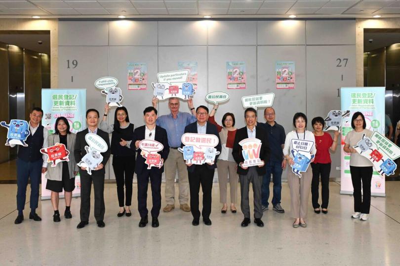公民責任: 陳國基(前排中)連同四個公務員中央評議會的代表呼籲同事積極登記成為選民。 公民責任: 陳國基(前排中)連同四個公務員中央評議會的代表呼籲同事積極登記成為選民。