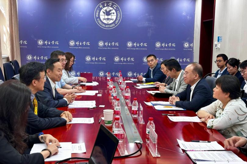 互相交流:  曾國衛（右二）在北京到訪外交學院，與外交學院黨委書記王世廷（左三）會面，並就雙方共同關心的議題進行交流。