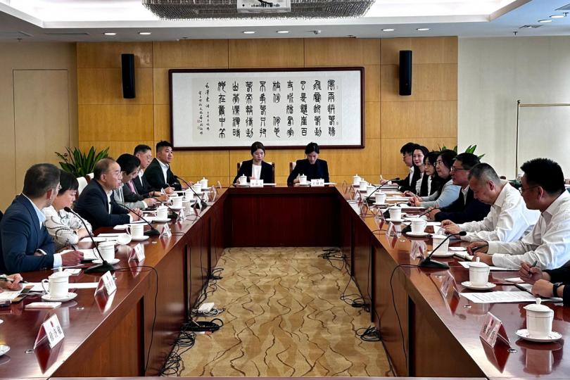 加強溝通:  曾國衞（左三）在北京到訪全國人大常委會香港基本法委員會，與委員會副主任、法制工作委員會副主任張勇（右三）交換意見。