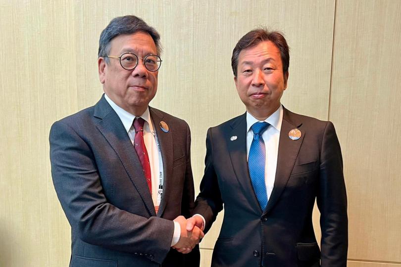 經貿交流:  丘應樺（左）在濟州與大串正樹舉行雙邊會議，就各項經貿議題交換意見。
