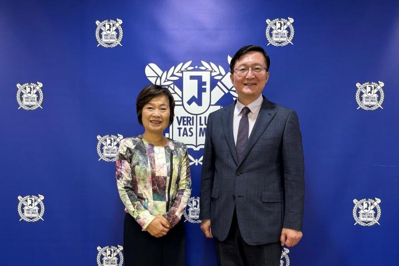 推廣香港:  蔡若蓮（左）參訪首爾國立大學，與柳弘林就深化韓港高等教育合作交換意見。