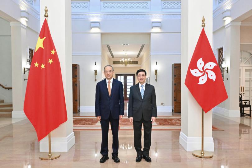 商合作:  李家超（右）在禮賓府與黃強會面。