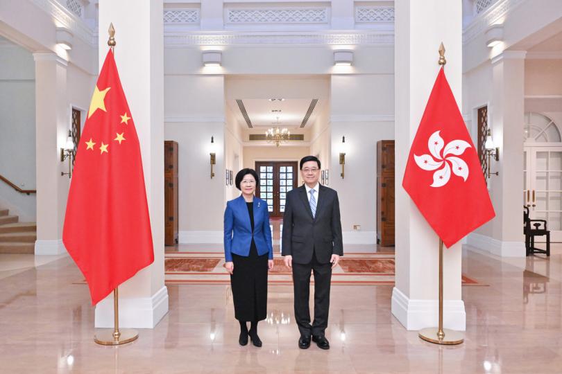 促進合作:  李家超（右）在禮賓府與孫梅君會面。