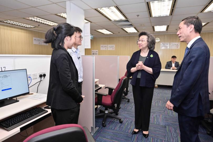 提升效率:  何蓓茵（右二）到公務員事務局一般職系處招聘中心視察數碼化測試的安排和流程。