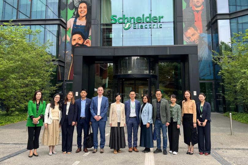 節能改造: 何永賢(左六)在巴黎參觀施耐德電氣Schneider Electric的創新中心。 節能改造: 何永賢(左六)在巴黎參觀施耐德電氣Schneider Electric的創新中心。