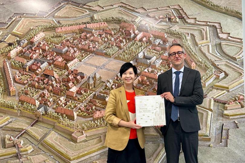知己知彼: 何永賢(左)與法國一間社會房屋企業CDC Habitat的代表Stéphane Roche會面。 知己知彼: 何永賢(左)與法國一間社會房屋企業CDC Habitat的代表Stéphane Roche會面。