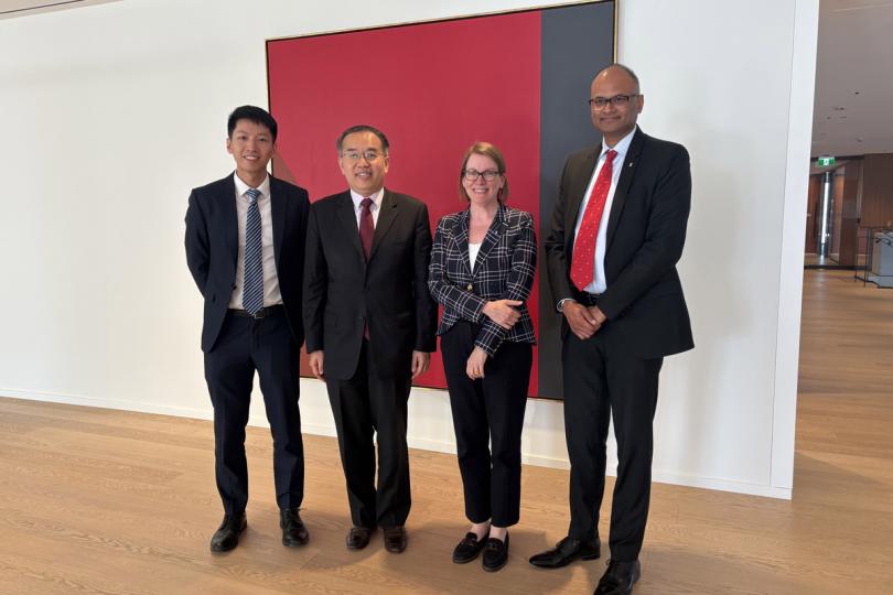 龐大商機:  許正宇（左二）與Jacqui Allard（右二）和Amit Brahme（右一）會面。