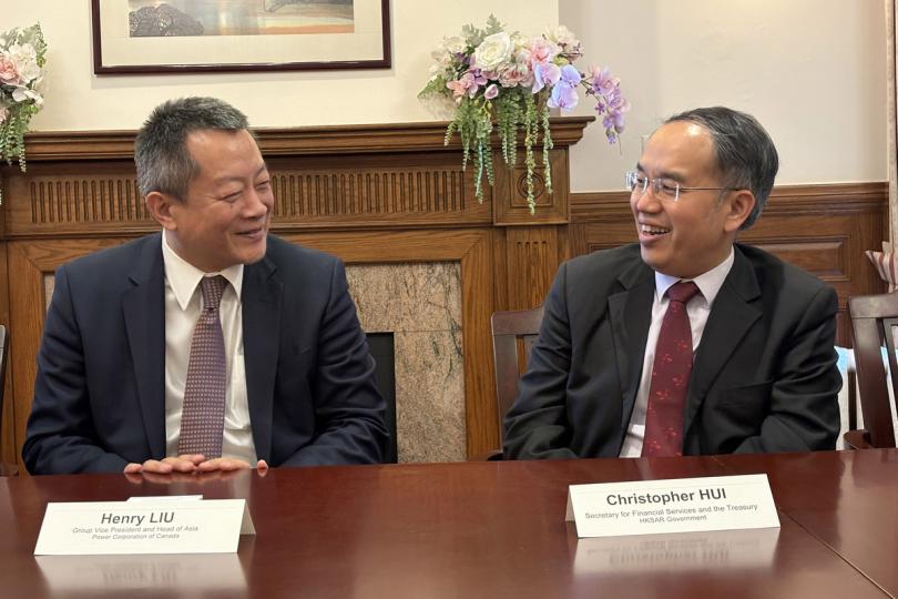便利措施:  許正宇（右）向劉宇鴻介紹政府為協助有意落戶香港或在港擴展業務的家族辦公室而推出的各項便利和優惠措施。