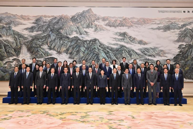 推廣香港:  林定國（第一排左七）、司法部部長賀榮（第一排右七）、陝西省委書記趙一德（第一排右六）出席第七屆法律服務論壇。