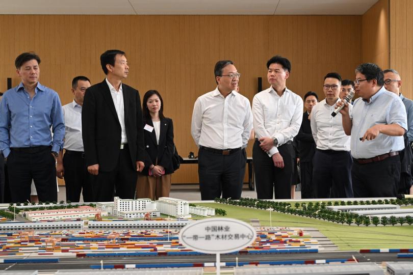 專業交流:  林定國（前排左三）和代表團訪問西安「一帶一路」國際商事爭端解決中心。