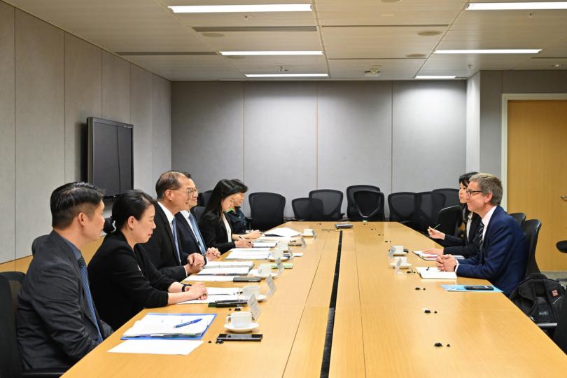 合作無間:  盧寵茂（左三）與馬丁泰勒（右一）舉行會議，向他介紹香港的控煙策略。