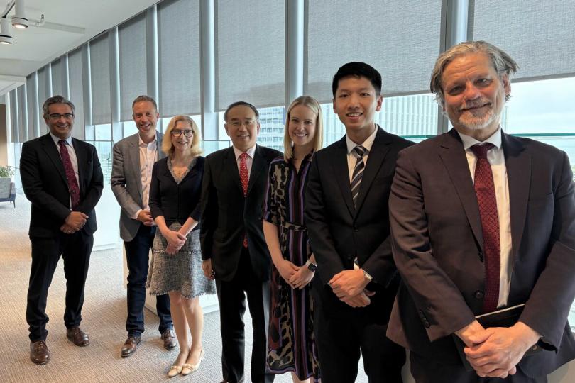 便利營商:  許正宇（中）與Tim Deacon（左二）、Linda Dougherty（左三）會面。
