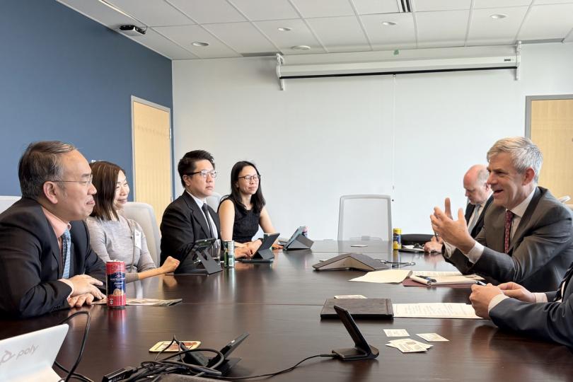 互利共贏: 許正宇(左一)會晤Chris Forbes(右一)。 互利共贏: 許正宇(左一)會晤Chris Forbes(右一)。