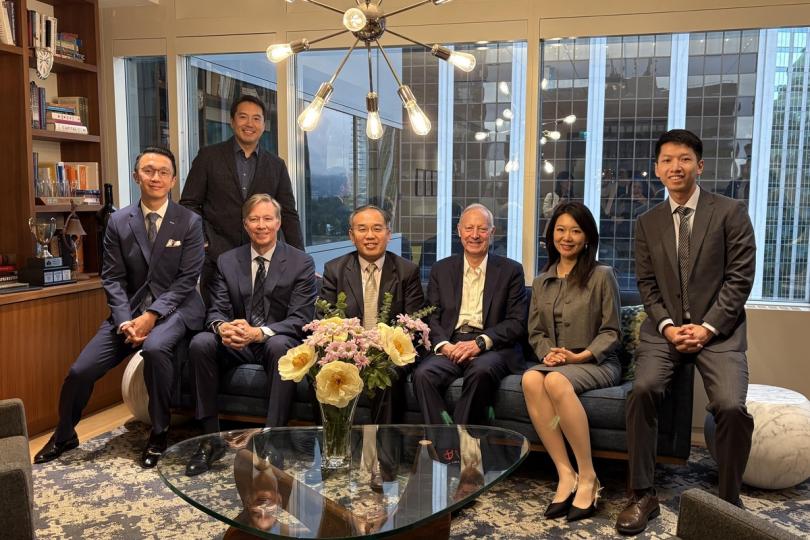 金融發展:  許正宇（前排左三）與Mark Scott（前排左二）會面。