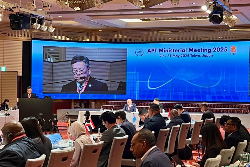 區域協作: 丘應樺在亞太地區電信組織部長級會議一個討論環節上發言。 區域協作: 丘應樺在亞太地區電信組織部長級會議一個討論環節上發言。