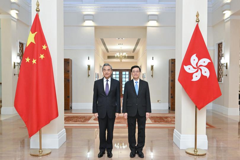 中央支持: 李家超(右)在禮賓府與王毅會面。 中央支持: 李家超(右)在禮賓府與王毅會面。