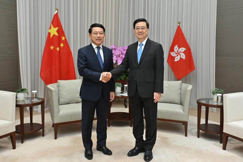 交流意見:  李家超（右）與老撾副總理沙倫賽．貢瑪西會面。