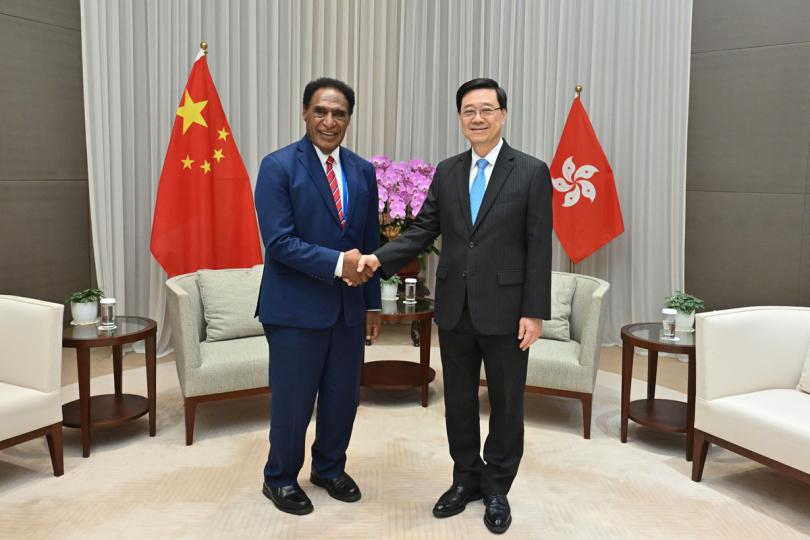重視關係:  李家超（右）與巴布亞新幾內亞司法部長兼總檢察長尼寧吉會面。