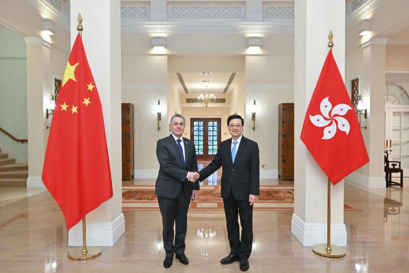 歡迎訪港: 李家超(右)與瑞士聯邦委員兼外長卡西斯會面。 歡迎訪港: 李家超(右)與瑞士聯邦委員兼外長卡西斯會面。