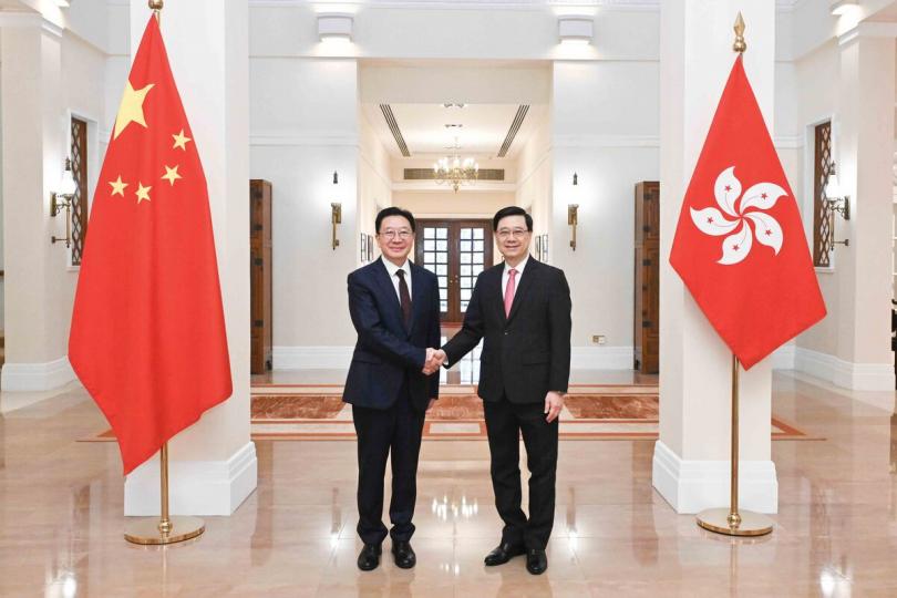 親切交流: 李家超(右)在禮賓府與周霽會面。 親切交流: 李家超(右)在禮賓府與周霽會面。