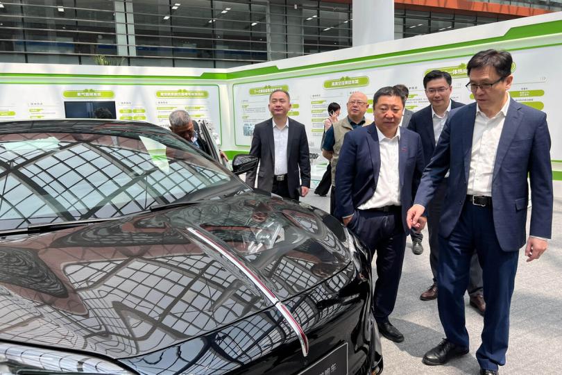 創新成果:  孫東（右）參觀中國第一汽車集團NBD總部研發總院。