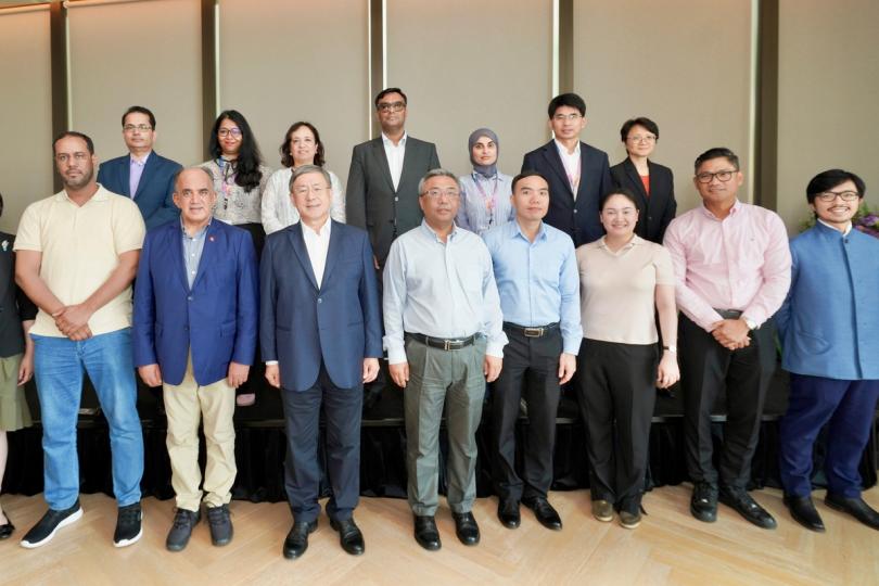 接待外賓: 卓永興(前排左三)與代表團合照。 接待外賓: 卓永興(前排左三)與代表團合照。