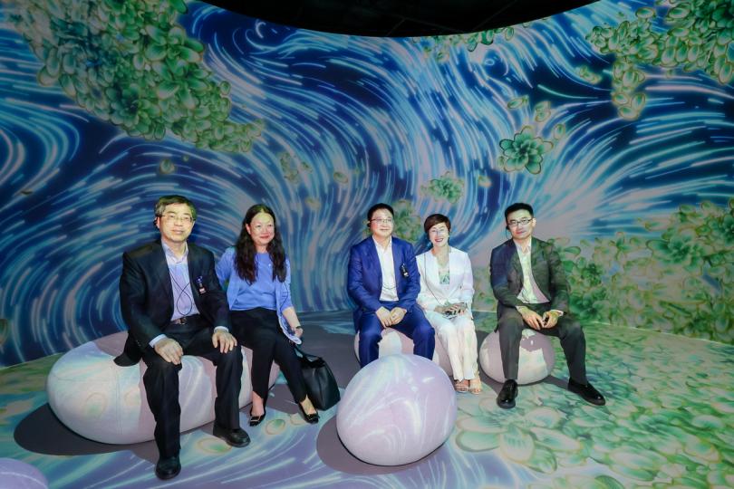 沉浸之旅: 廖李可期(左二)在上海參觀「香港---沉浸式之旅」巡迴展覽。 沉浸之旅: 廖李可期(左二)在上海參觀「香港---沉浸式之旅」巡迴展覽。