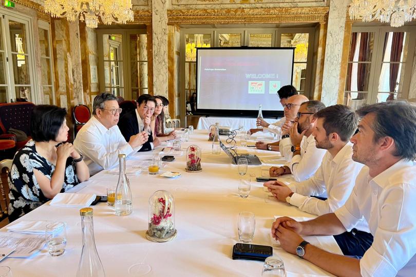 推介香港:  丘應樺（左二）與初創企業網絡La French Tech Bordeaux和波爾多科技初創企業的代表舉行圓桌會議。
