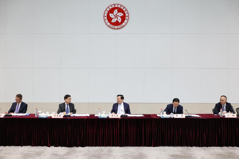 交流:  夏寶龍（中）出席座談會，與香港工商界和金融界人士互動交流。參與官員包括李家超（左二）和陳茂波（左一）。