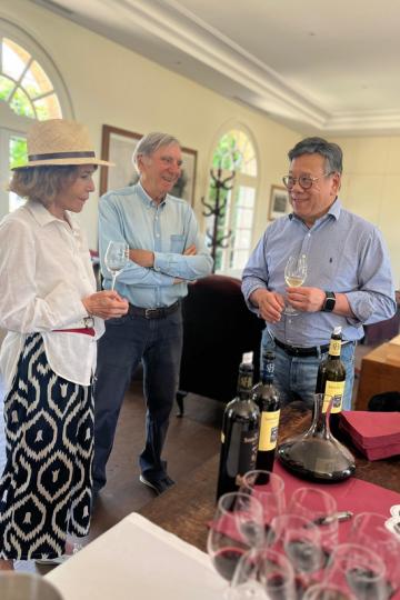 極品醇釀:  丘應樺（右）參觀波爾多酒莊，推廣香港作為國際葡萄酒貿易樞紐的地位。