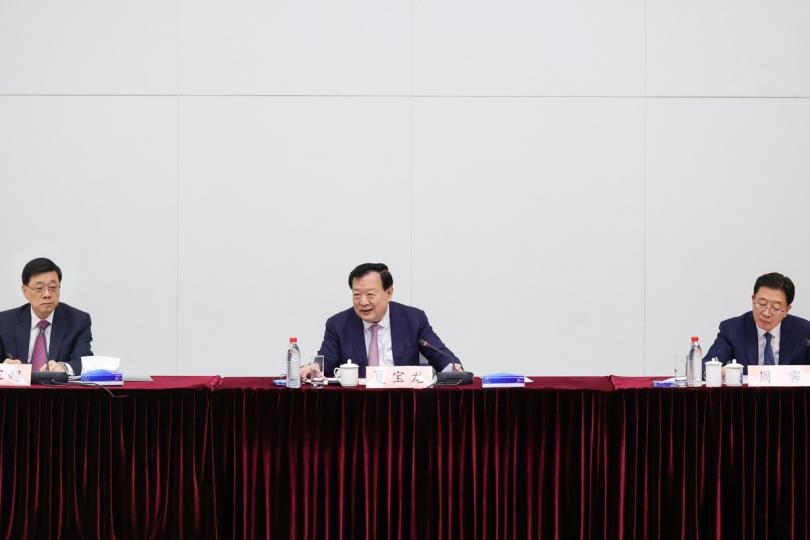 關心地區: 夏寶龍(中)與18區區議會主席和區議員代表舉行座談會,聽取地區工作匯報。李家超(左)和中央人民政府駐香港特別行政區聯絡辦公室主任周霽也有出席。 關心地區: 夏寶龍(中)與18區區議會主席和區議員代表舉行座談會,聽取地區工作匯報。李家超(左)和中央人民政府駐香港特別行政區聯絡辦公室主任周霽也有出席。
