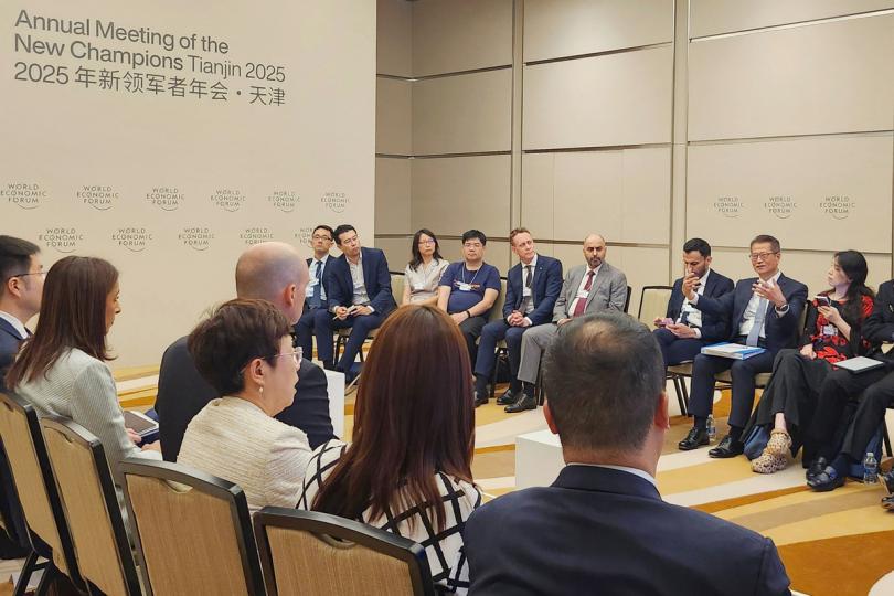 分享見解:  陳茂波（右二）在世界經濟論壇2025年新領軍者年會一個討論環節上致辭。