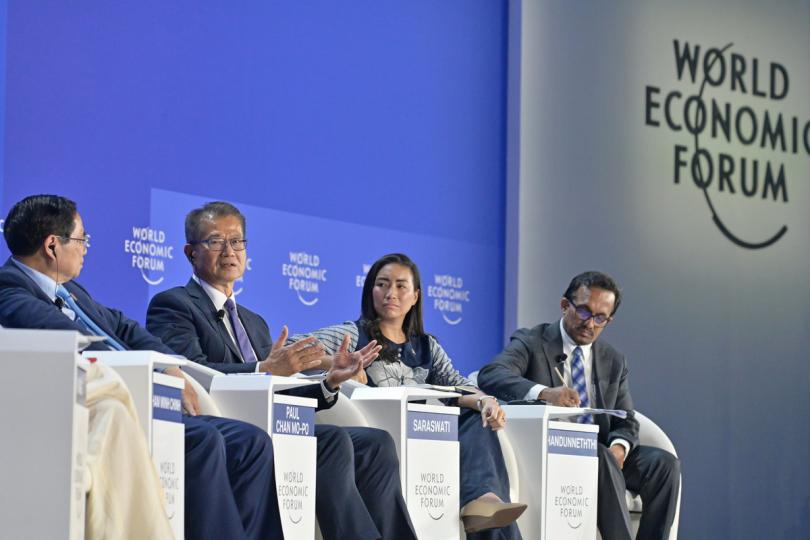 應對挑戰: 陳茂波(左二)在世界經濟論壇2025新領軍者年會一個討論環節發言。 應對挑戰: 陳茂波(左二)在世界經濟論壇2025新領軍者年會一個討論環節發言。