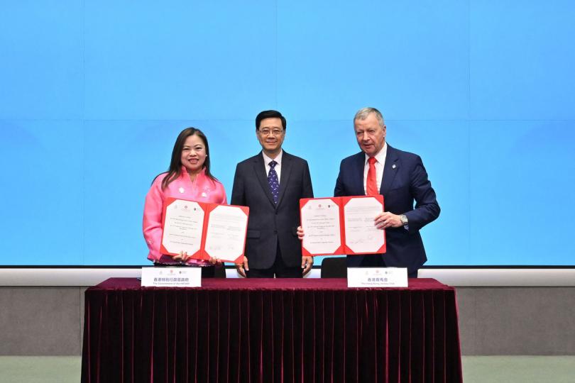 灣區盛事:  李家超（中）見證羅淑佩（左）和應家柏簽署贊助協議。