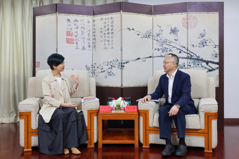 房屋政策:  何永賢（左）向農融匯報房屋局工作。