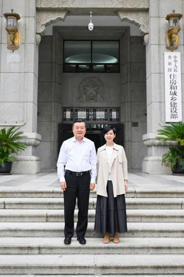 應用研發:  何永賢（右）與倪虹會面，介紹香港引入內地建築科技的成果。