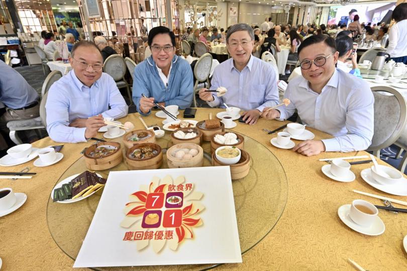 激發消費: 卓永興(右二)、黃偉綸(左二)、張國鈞(右一)和曾國衞(左一)在灣仔一家酒樓享用飲食界7.1慶回歸優惠。 激發消費: 卓永興(右二)、黃偉綸(左二)、張國鈞(右一)和曾國衞(左一)在灣仔一家酒樓享用飲食界7.1慶回歸優惠。