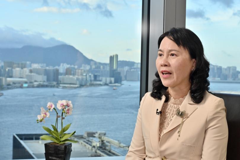 有序推展:  陳美寶表示，粵車南下政策實施後，政府會收集意見，希望以小步快走方法，逐漸增加名額。